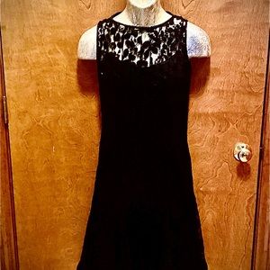 Beautiful knee  length leaf lace that ruffle gracefully at the bottom!Size 6 Blk